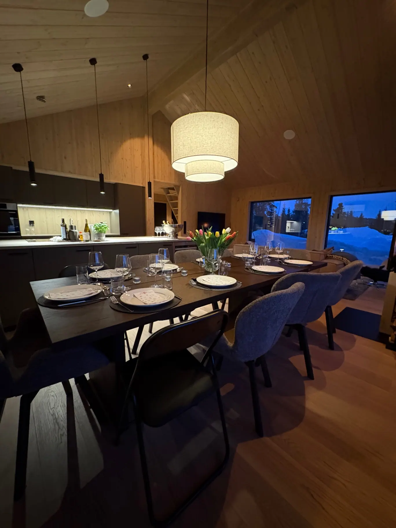 Dekket langbord for ti under høy takhøyde