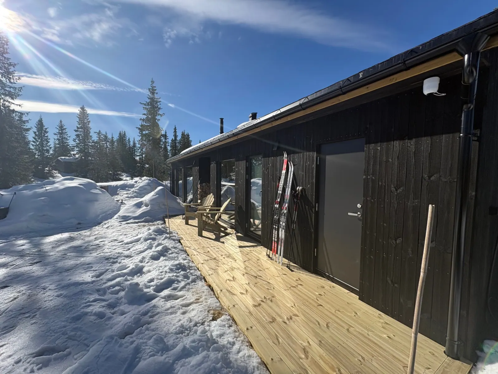 Terrasse med langrennsski satt opp mot veggen